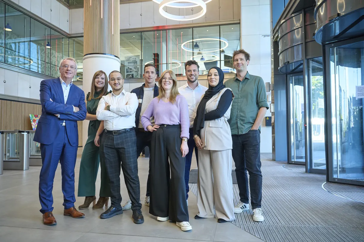 Acteurs team inkomhal blik naar camera