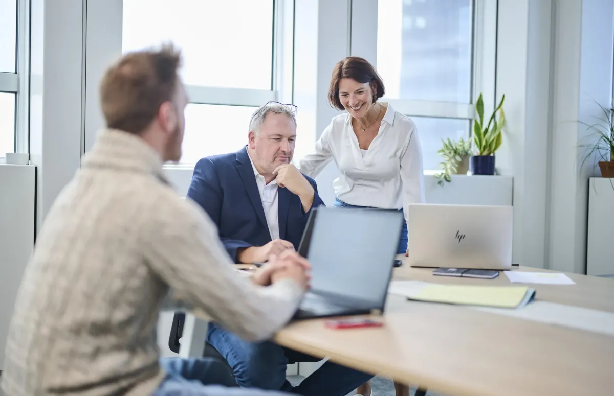 Drie collega's rond de tafel