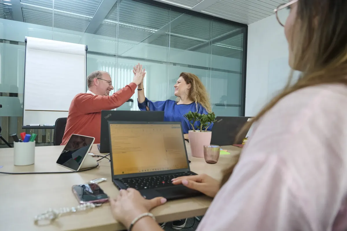 Twee collega's geven high five