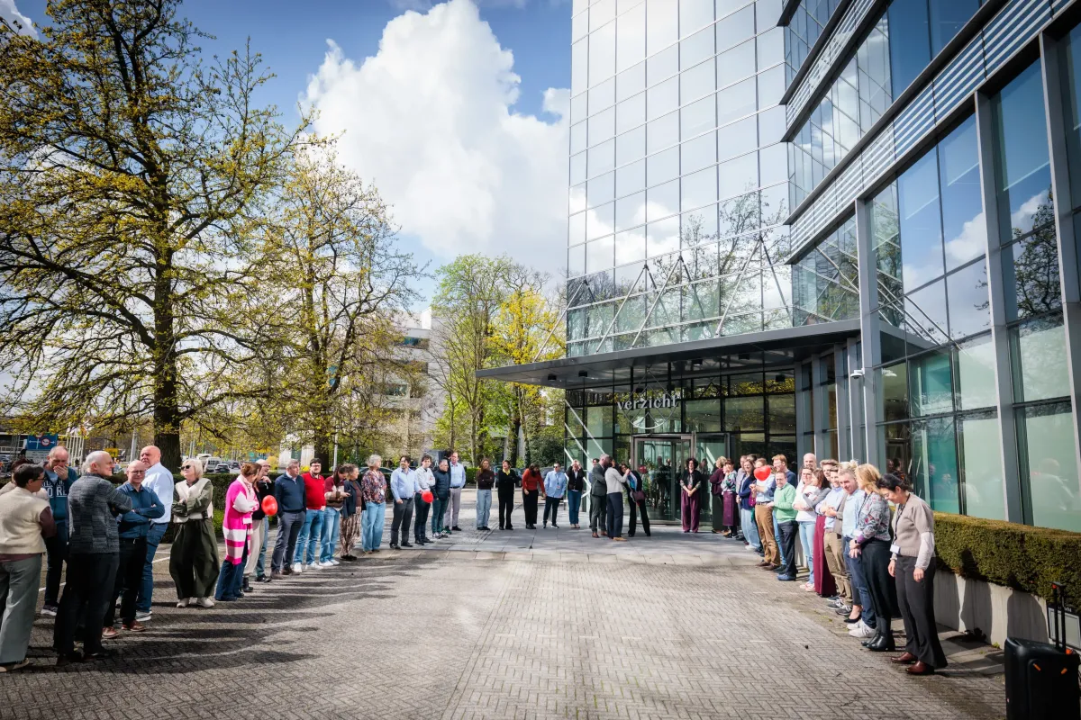 Erehaag van medewerkers voor het Vivium-gebouw in Antwerpen