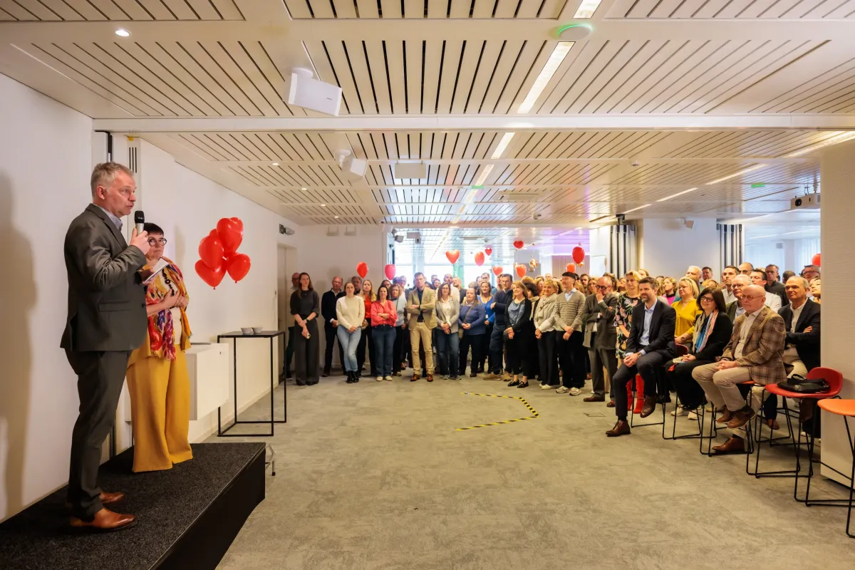 Foto van Jeroen Spinoy en Hilde Vernaillen op een podium voor de collega's van P&V Groep