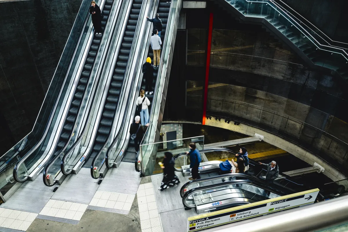 Mensen op roltrap