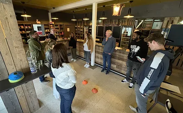 Foto van deelnemers aan de teambuilding tijdens een spel