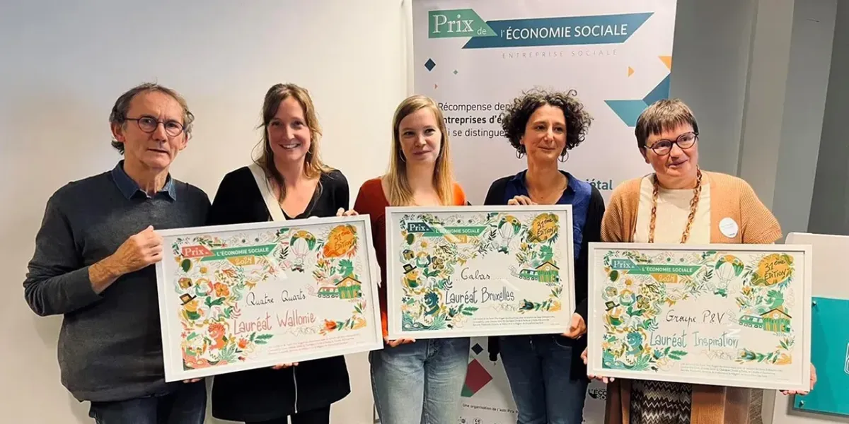 Foto van de winnaars van de Prix de l'Economie Sociale, met helemaal rechts Hilde Vernaillen, voorzitter van P&V Groep