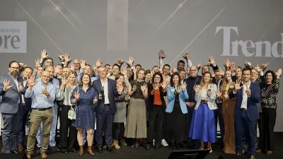 Groepsfoto van collega's van P&V Groep met de 6 Decavi-levensverzekeringstrofeeën 2026