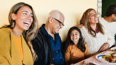 Beeld van een familie aan een feesttafel