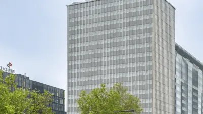 De P&V-toren met een spandoek dat afrolt en deze tekst toont: de modernste wolkenkrabber van Brussel