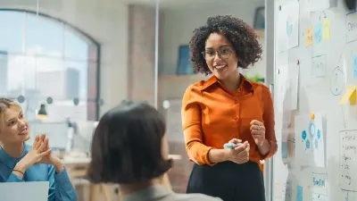 Jonge vrouw aan flipchart