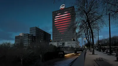 Afbeelding van een groot rood hart op de gevel van het kantoorgebouw P&V-toren in Brussel