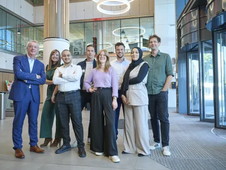 Acteurs team inkomhal blik naar camera