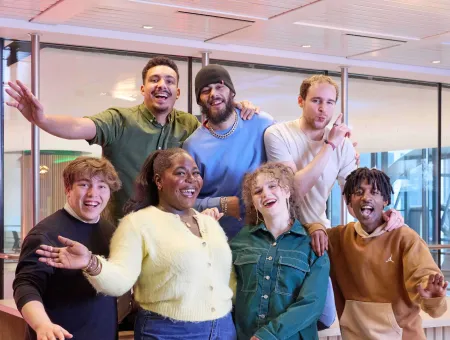 Groepsfoto van de zeven jongeren uit de P&V Group Academy