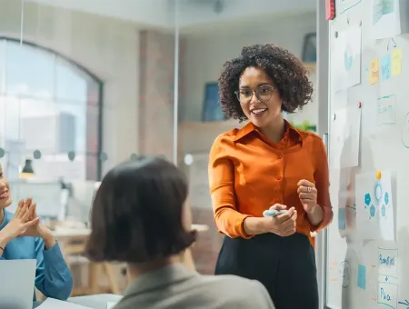Jonge vrouw aan flipchart