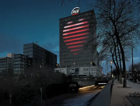 Afbeelding van een groot rood hart op de gevel van het kantoorgebouw P&V-toren in Brussel