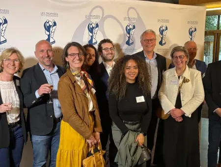 Groepsfoto van collega's van P&V Groep op de uitreiking van de Decavi-trofeeën Non-Life 2025