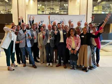 Groepsfoto van collega's van P&V Groep op de uitreiking van de Decavi-trofeeën Non-Life 2026
